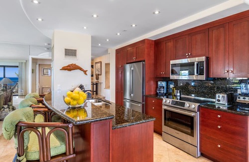 Kaanapali Condominio | Alquileres de Maui Resort: Kaanapali Alii 145 - 2BR Gema frente al mar, lujosamente remodeladas, puestas de sol durante todo el año con impresionantes vistas del Océano Pacífico, Lanai y Molokai.