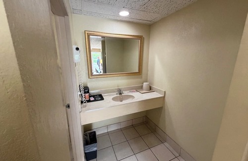 Derrick City Hotel | Kiteville Bradford