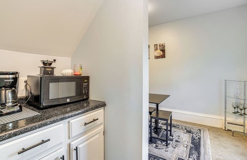 Lowry Hill East Apartamento | 2 Mi to Dtwn! Walkable Minneapolis Apt w/Deck