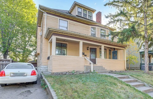 Lowry Hill East Apartamento | 2 Mi to Dtwn! Walkable Minneapolis Apt w/Deck