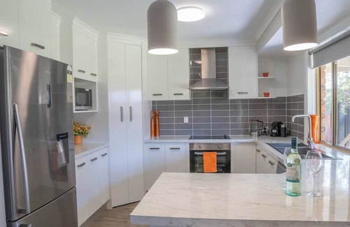 Urraween Casa | Stays With Ripley 3 Minutes Drive to Hospital and Beach Pet Friendly