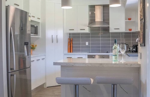 Urraween Casa | Stays With Ripley 3 Minutes Drive to Hospital and Beach Pet Friendly