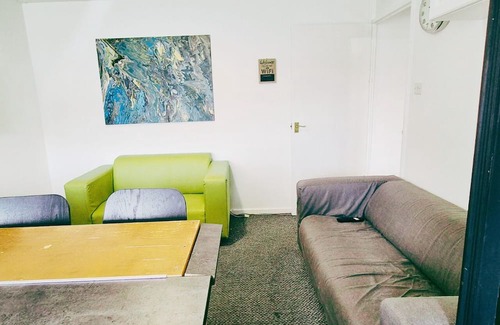 Bramcote Apartamento | Comfy 3BR Flat on Quiet Street