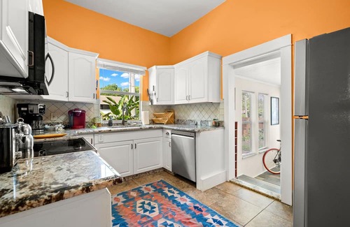 Dixieland Casa | NEW Lakeland Landing Cute Bungalow by Downtown