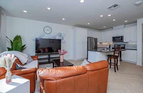 Ontario Apartamento | Luxurious Cozy Ontario Home Ideal Family Retreat