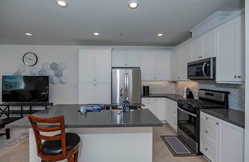 Ontario Apartamento | Luxurious Cozy Ontario Home Ideal Family Retreat