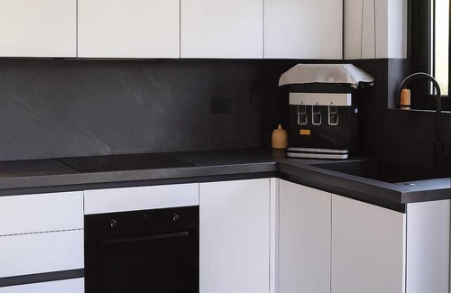 Ayioi Asomatoi Casa | White and Black Cozy Suite in Aegina