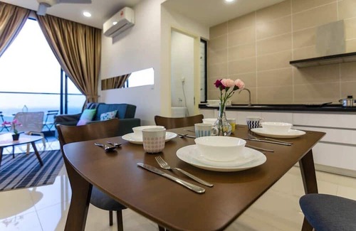 Medini Apartamento | 3BR D'pristine Suite Near Legoland, Stunning Views