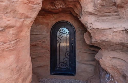 Fredonia Cabina | Cave Dwellers- Zions' Only Hand-sculpted Cave