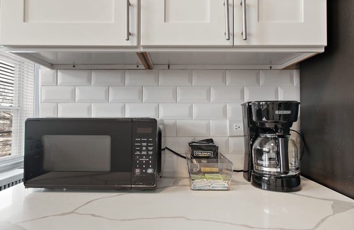 Skokie Apartamento | Skokie 2BR Apt - Bright & Central