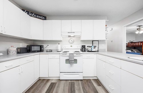 West Pensacola Casa | Modern 2BR Home w King Suite - Vet-Owned-Pets OK