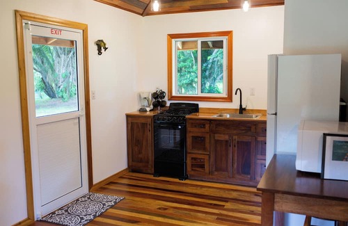 Distrito de Orange Walk Cabina | A Cozy cabin along the Rio Bravo River—bird watcher’s paradise with WiFi and AC.