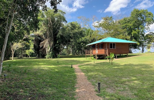 Distrito de Orange Walk Cabina | A Cozy cabin along the Rio Bravo River—bird watcher’s paradise with WiFi and AC.