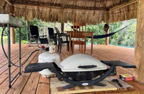 Distrito de Orange Walk Cabina | A Cozy cabin along the Rio Bravo River—bird watcher’s paradise with WiFi and AC.