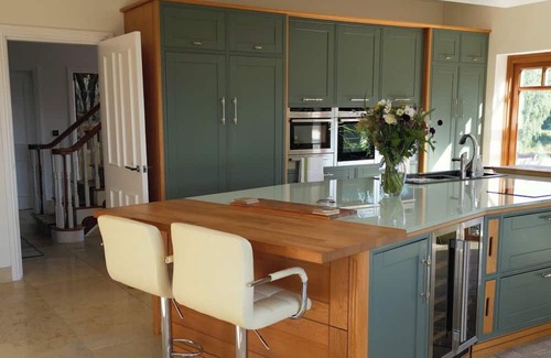 Hockerton Casa | Outstanding 5 en-suite bedroom home with Gym, Steam room, bar, lake view garden