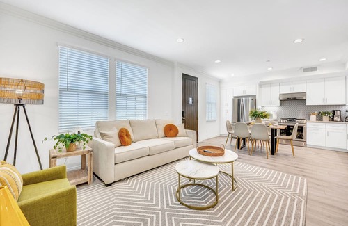 Mid Central Casa | Elegant Charming Pasadena Townhouse in Prime Spot!