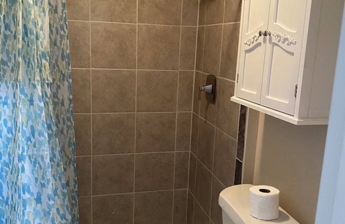 Brinkley Cama Y Desayuno | Pawpaw's Cozy Comfy Studio-Unit A. Pet Friendly