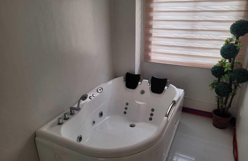 Lipa Casa | Serenity Home with Indoor Jacuzzi