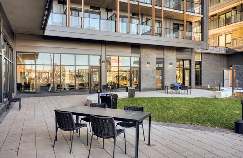 Industrial Park Apartamento | Fully-furnished Bachelor/Studio near Cyrville LRT Train Station in Ottawa