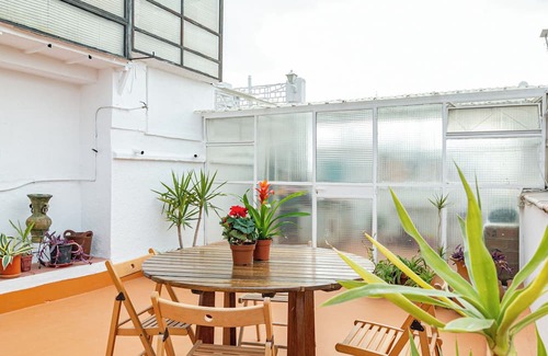 Las Acacias Apartamento | Private rooftop on an old Madrilian industrial building