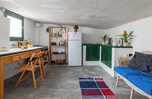 Las Acacias Apartamento | Private rooftop on an old Madrilian industrial building