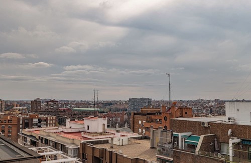 Las Acacias Apartamento | Private rooftop on an old Madrilian industrial building