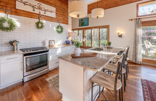 Rehoboth by the Sea Cabaña | FULLY RENOVATED COTTAGE, BLOCK TO BEACH! 4 bed/3.5 bath-Sleeps 11, Dog Friendly!