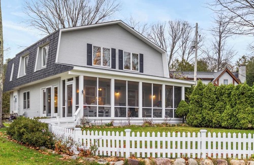 Walloon Lake Casa | Walloon Lake Waterfront Cottage 4BR/2BA near the Village