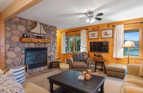 Walloon Lake Casa | Walloon Lake Waterfront Cottage 4BR/2BA near the Village