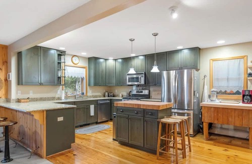 Walloon Lake Casa | Walloon Lake Waterfront Cottage 4BR/2BA near the Village
