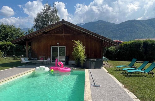 Chaparon Chalet De Esquí | Between lake and mountains Chalet 136 m2 + maisonnette 36 m2/ swimming pool / jacuzzi