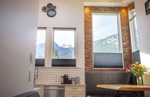 Squamish Casa | Serenity Haven: Captivating Sea To Sky Retreat