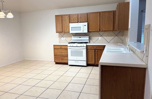 Elm Creek Casa | Cozy 3-bedroom house in enchanting Elgin with AC