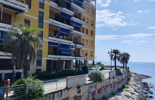 San Lorenzo al Mare Apartamento | Apartment 'A Casa Di Vale' with Shared Pool and Shared Garden