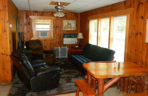 Gordon Cabina | Snowmobile paradise! 2.5 hrs-Twin Cities Charming 2bedroom cabin, Gordon Minong