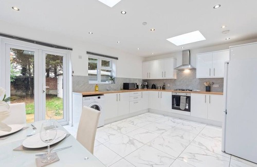 Little Holland Casa | Elegant 3 Bed Haven in Dartford