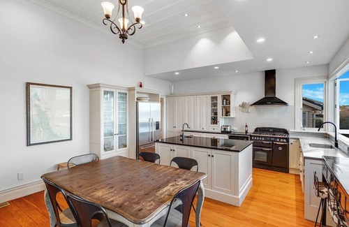 Devonport Casa | Stunning hillside home with city views