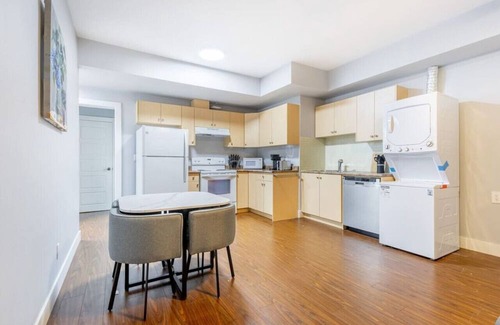 Guildford Casa | Modern & Friendly Suite: Close to Lush Park ~ Pkg!