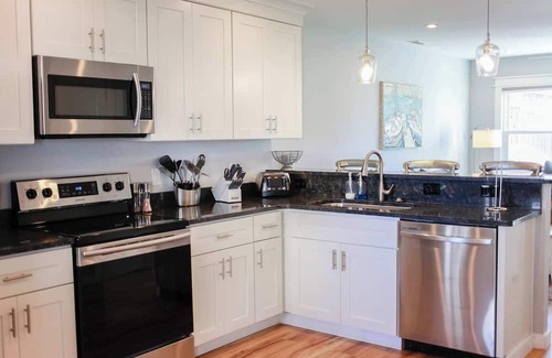 Chic's Beach Apartamento | Sojourn's Sea Views with Balcony Sleeps 6