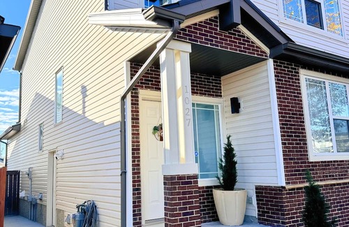 Southwest Calgary Casa | Charming 2-bedroom house in delightful Calgary with WiFi, AC