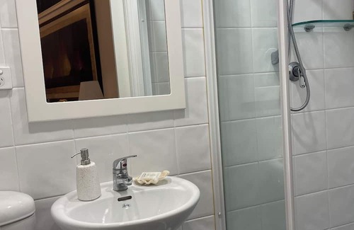 Manly Apartamento | Private Guest Bedroom with ensuite and courtyard