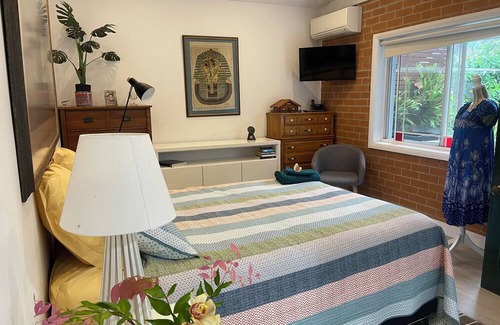Manly Apartamento | Private Guest Bedroom with ensuite and courtyard