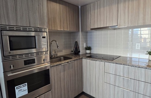 Bay Cloverhill Condominio | Luxury Downtown Condo, Prime Location!