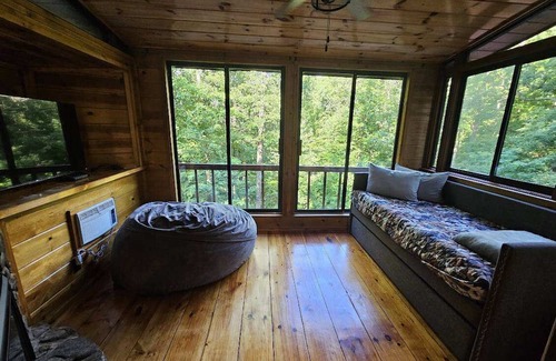 Ellijay Cabina | Creekside Cottage- Cozy 3-bedroom cabin in adorable Ellijay GA