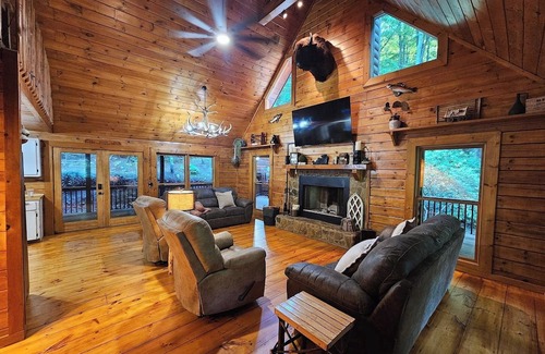 Ellijay Cabina | Creekside Cottage- Cozy 3-bedroom cabin in adorable Ellijay GA