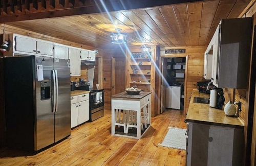 Ellijay Cabina | Creekside Cottage- Cozy 3-bedroom cabin in adorable Ellijay GA