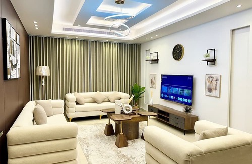 Mecca Apartamento | 4 Bedroom Luxury Apartment Near Haram With Full Kitchen and Large Living Room