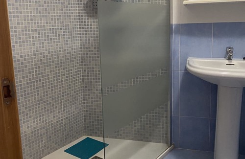 Puerto de Mazarrón Apartamento | Accessible apartment 50 metres to beach ,large communal pool, sea view balcony