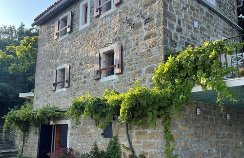 Oprtalj Cabaña | Charming 2-bedroom cottage with swimmingpool in welcoming Oprtalj with WiFi, AC