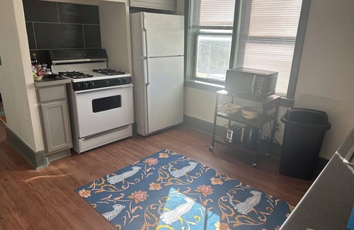 Fayetteville Apartamento | Why Drive When you can Walk? Off Dickson Top Floor Apartment